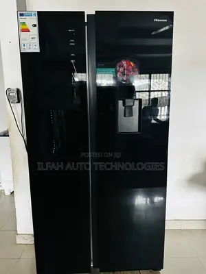 Jokofu Hisense Side by Side – Luxury Black Glass Design