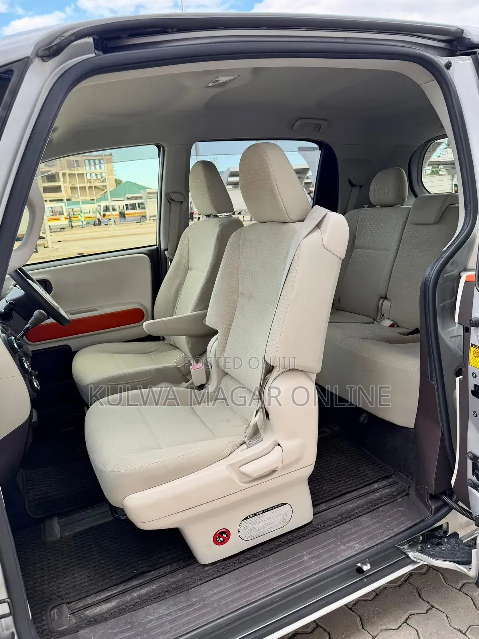 Toyota Porte 2012 Silver