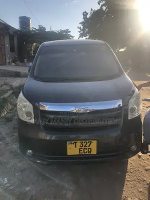 Toyota Noah 2.0 143hp AWD (7 Seater) 2007 Black