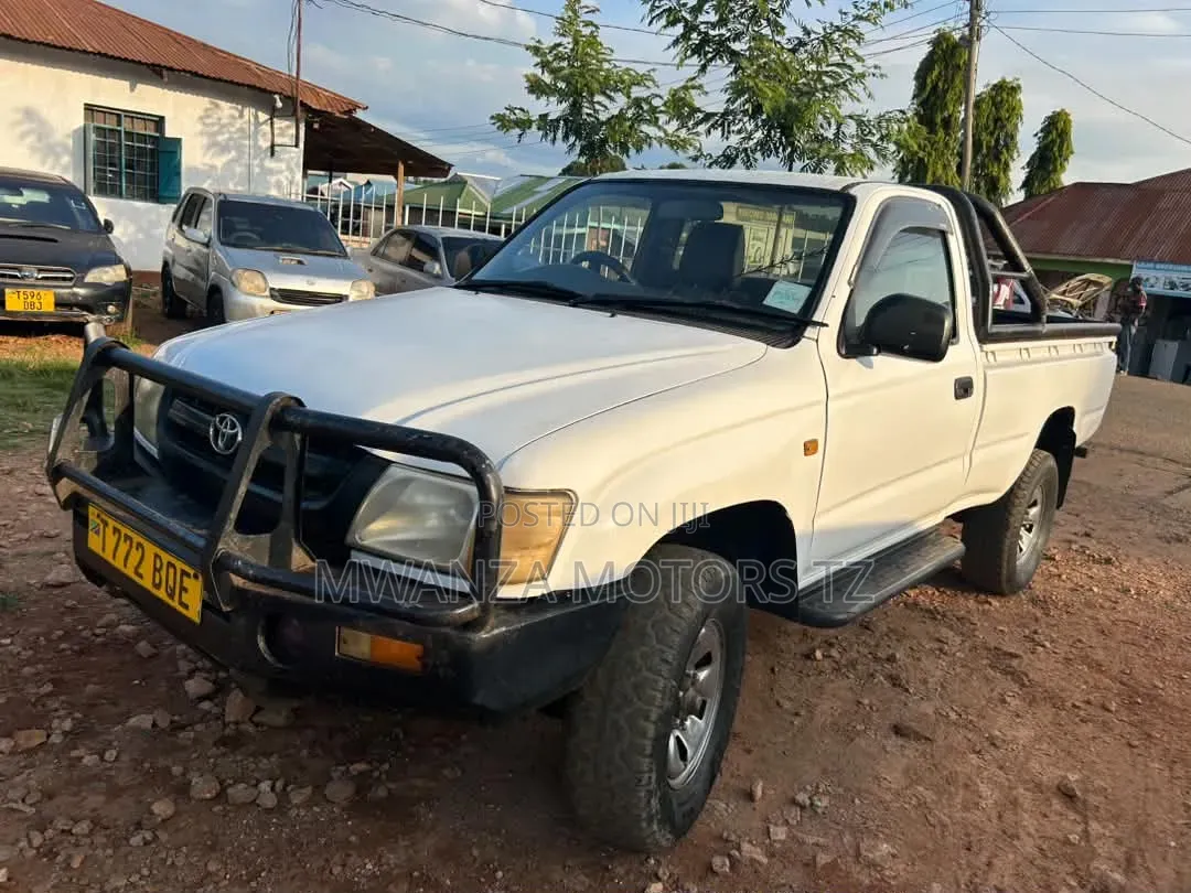 Toyota Hilux 1999 White