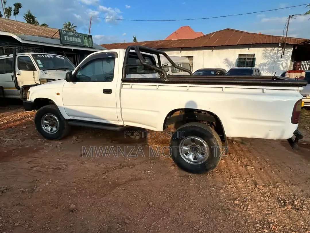 Toyota Hilux 1999 White
