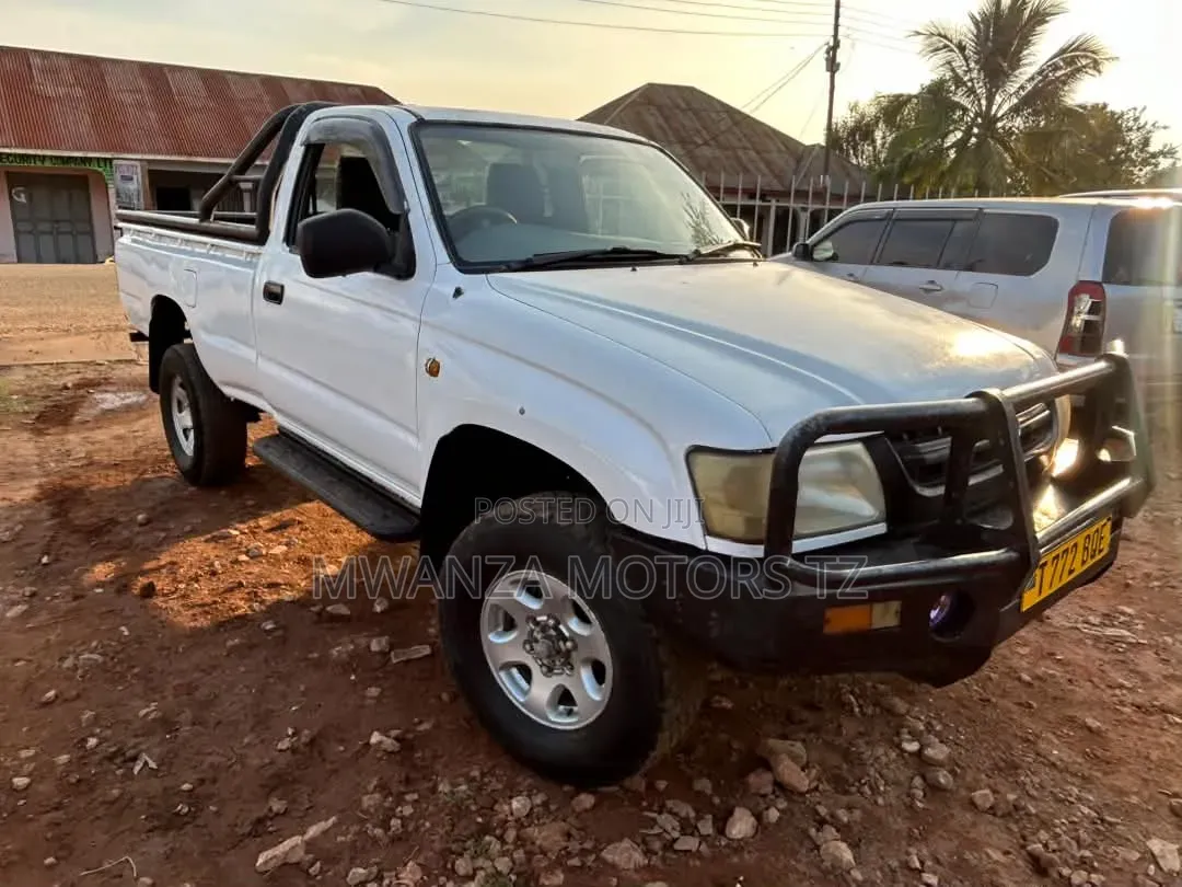 Toyota Hilux 1999 White