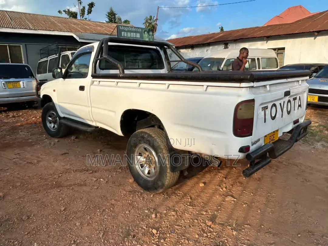 Toyota Hilux 1999 White