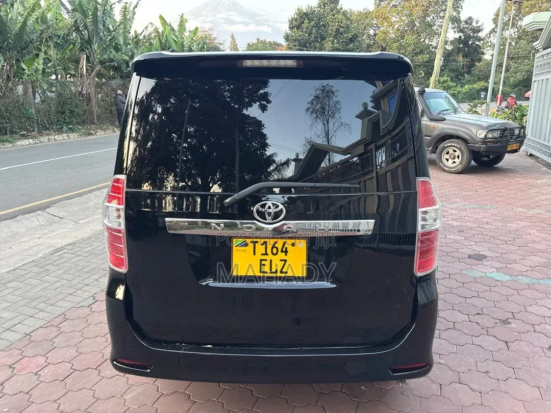 Toyota Noah 2010 Black