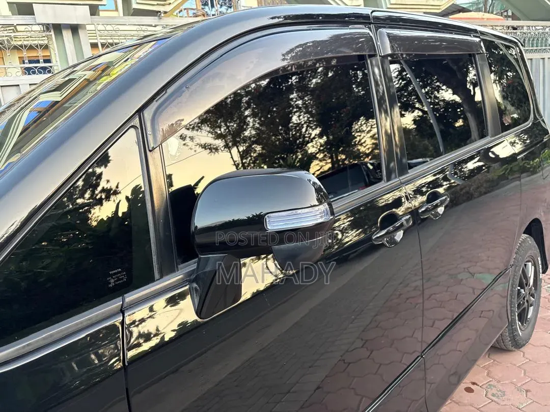 Toyota Noah 2010 Black