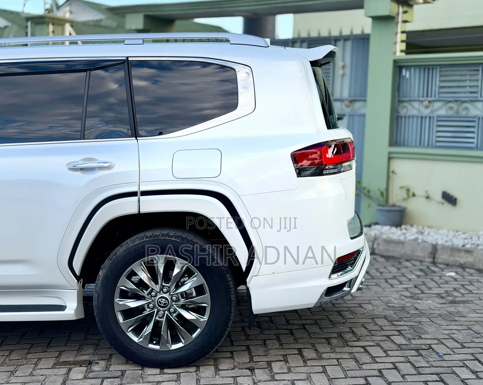 Toyota Land Cruiser LC300 2025 White