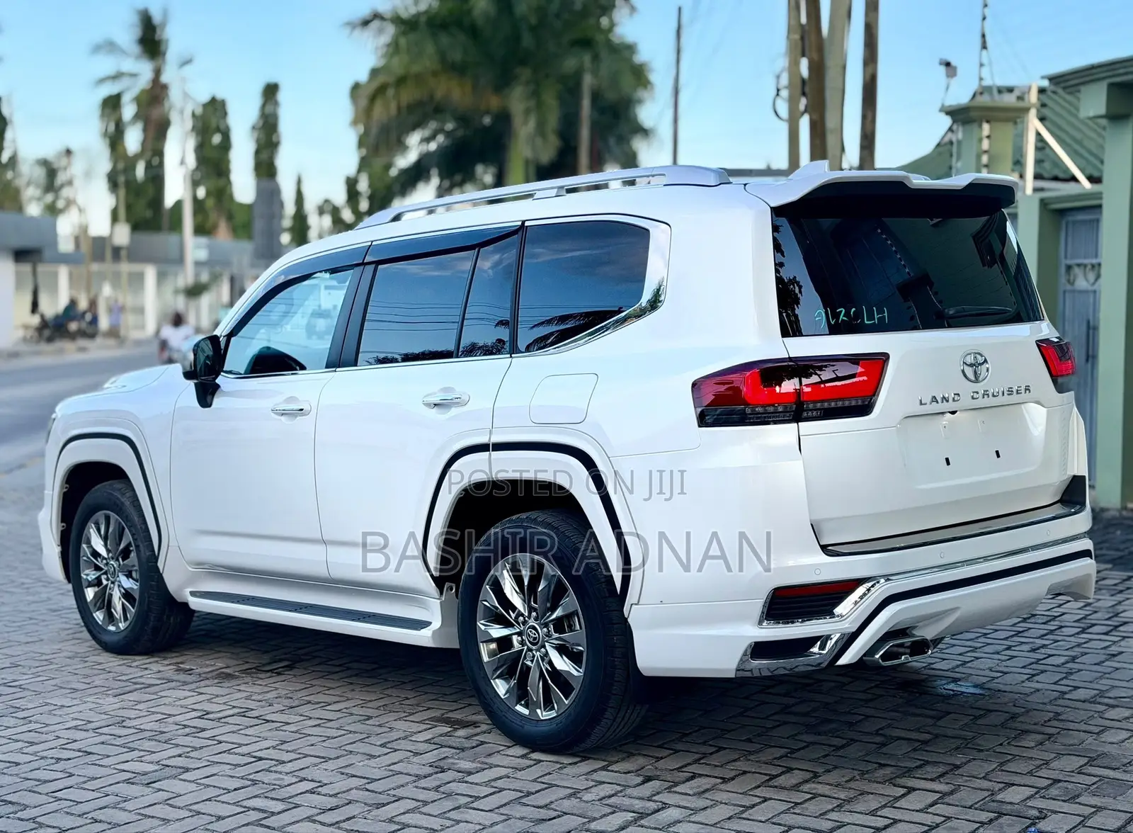 Toyota Land Cruiser LC300 2025 White