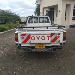 Toyota Hilux 1998 White