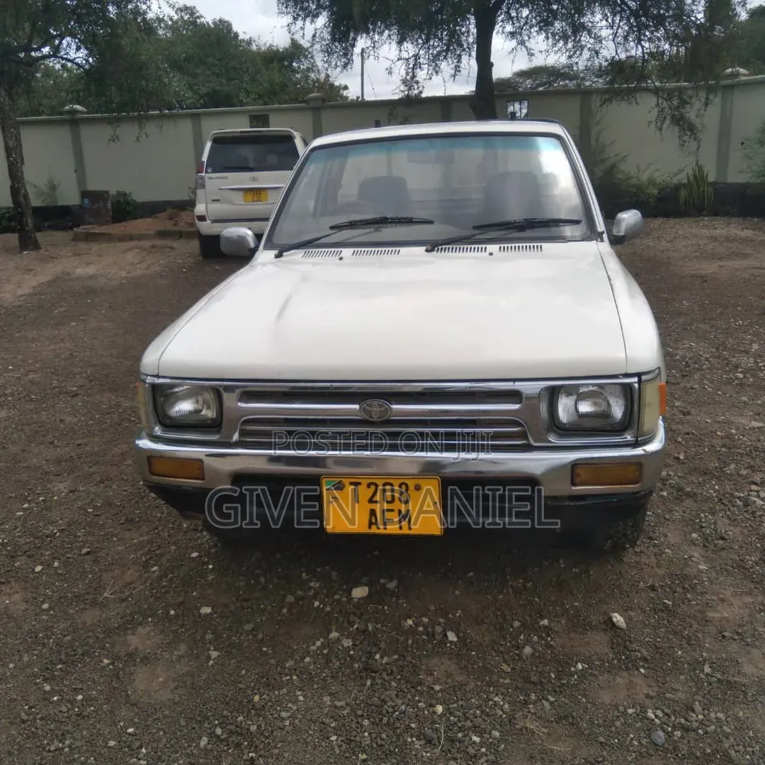 Toyota Hilux 1998 White