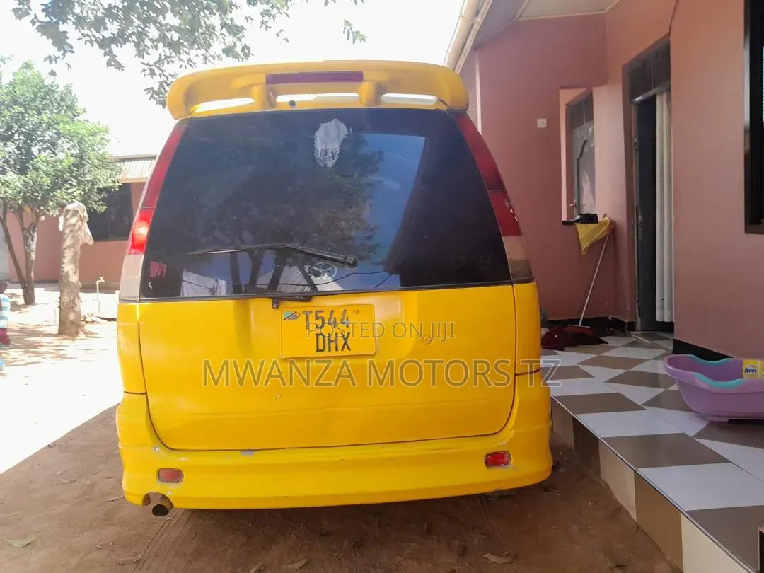 Toyota Noah 2001 Yellow