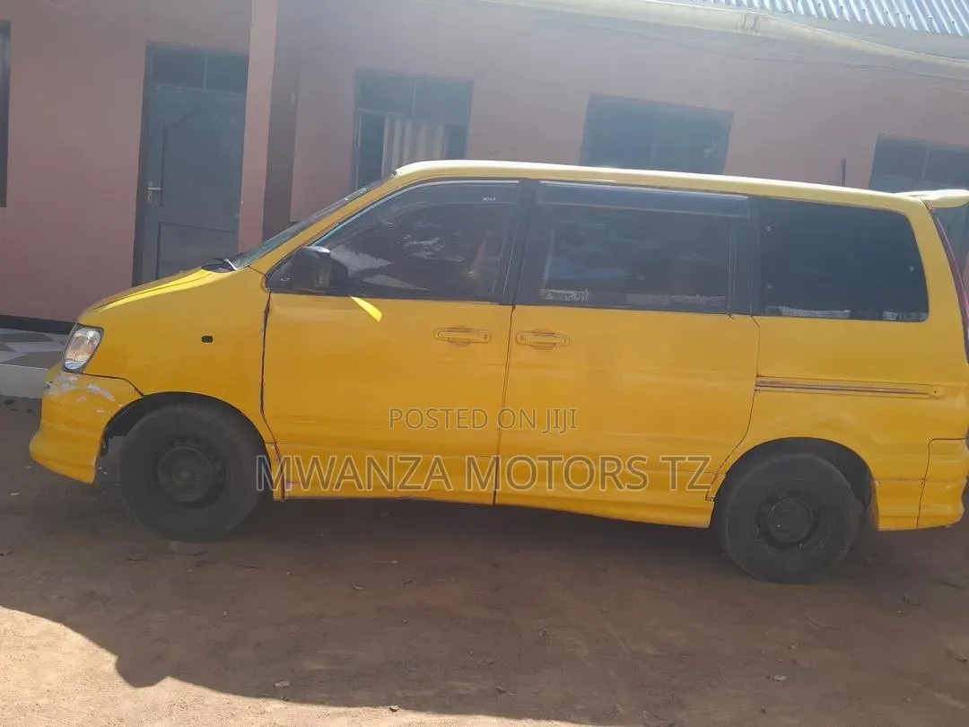 Toyota Noah 2001 Yellow