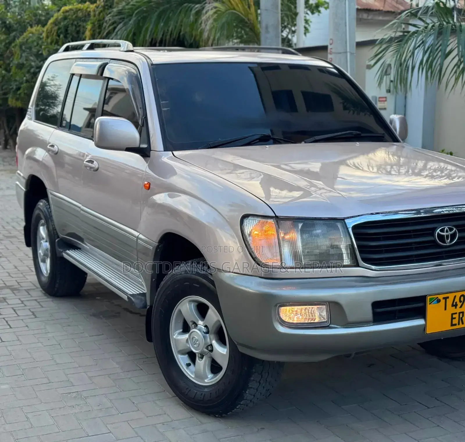 Toyota Land Cruiser HDJ 100 2001 Gold