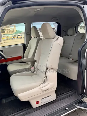 Toyota Porte 2012 Silver