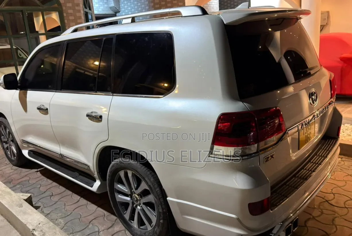 Toyota Land Cruiser 2016 White