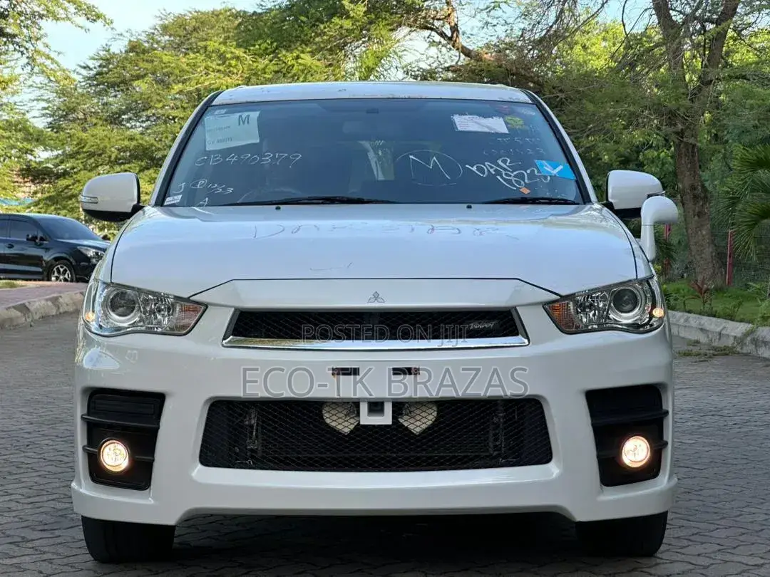Mitsubishi Outlander SE 2011 White
