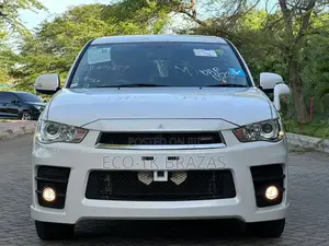 Mitsubishi Outlander SE 2011 White