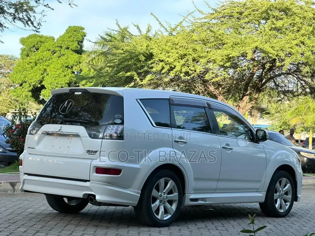 Mitsubishi Outlander SE 2011 White