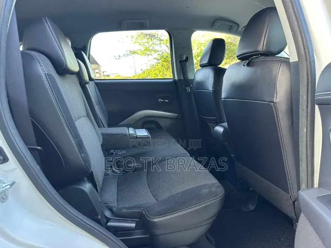 Mitsubishi Outlander SE 2011 White