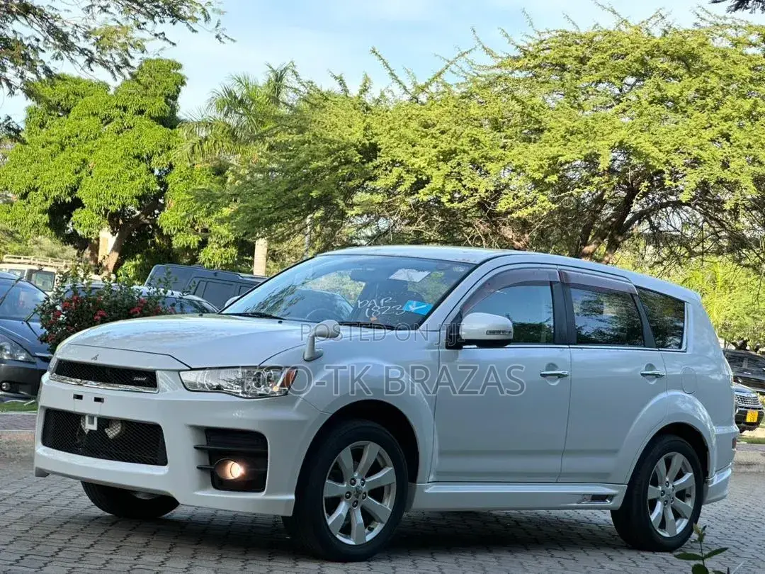 Mitsubishi Outlander SE 2011 White