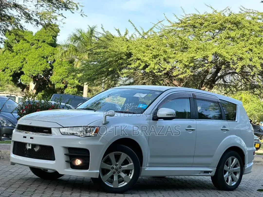 Mitsubishi Outlander SE 2011 White