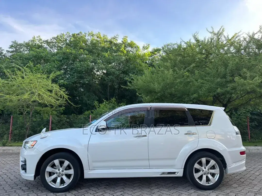 Mitsubishi Outlander SE 2011 White