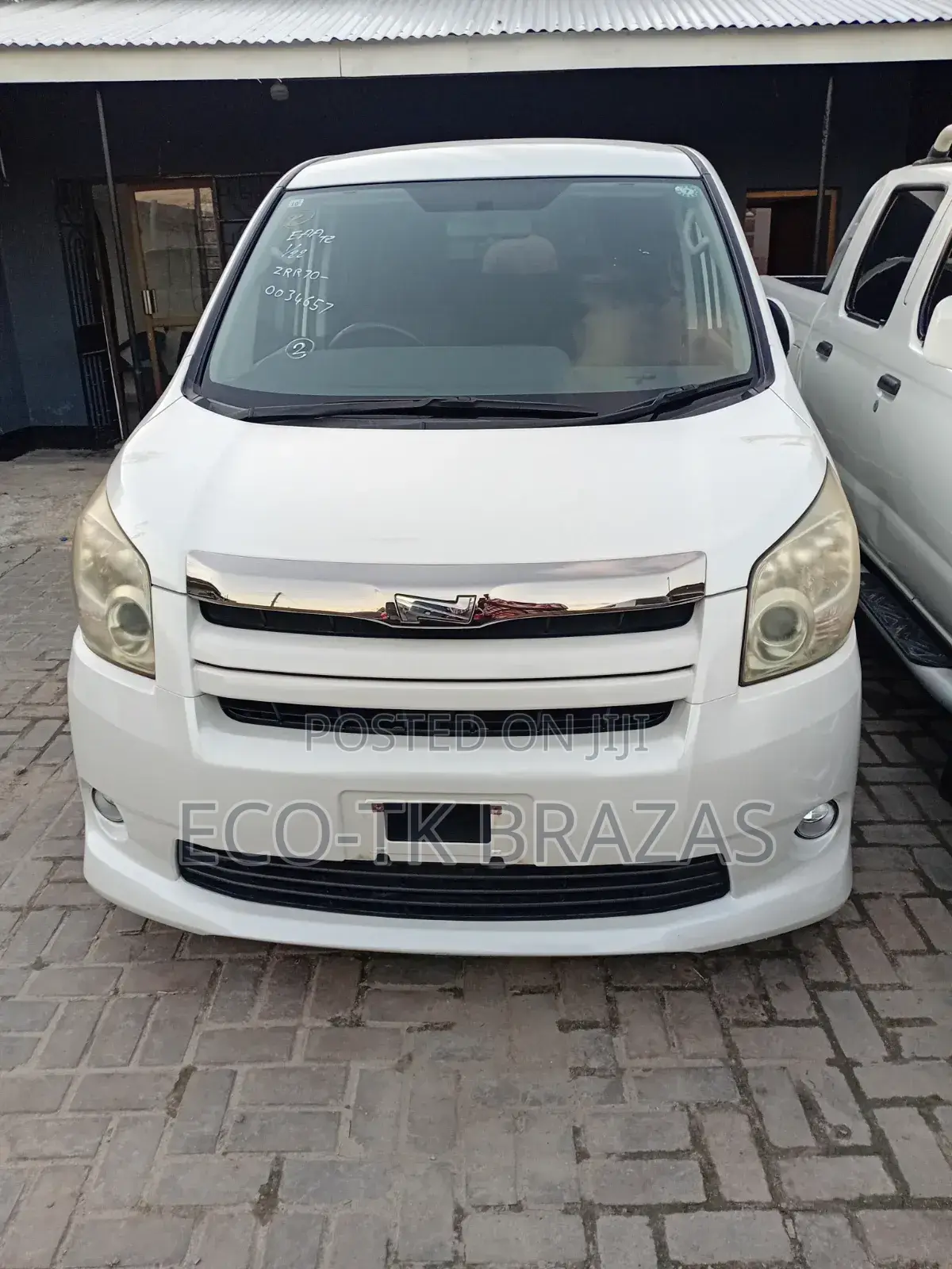 Toyota Noah 2.0 143hp FWD (8 Seater) 2008 White
