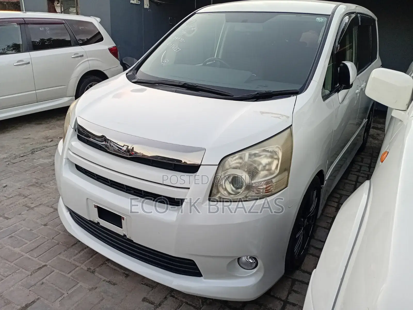 Toyota Noah 2.0 143hp FWD (8 Seater) 2008 White