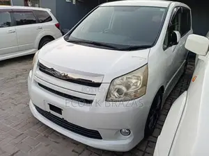 Toyota Noah 2.0 143hp FWD (8 Seater) 2008 White