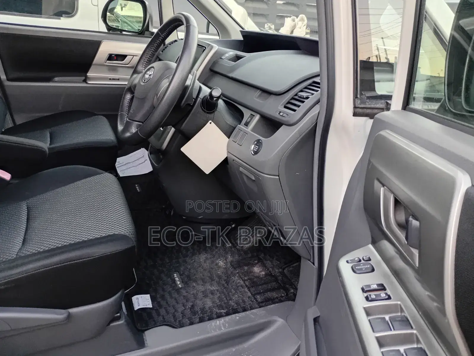 Toyota Noah 2.0 143hp FWD (8 Seater) 2008 White