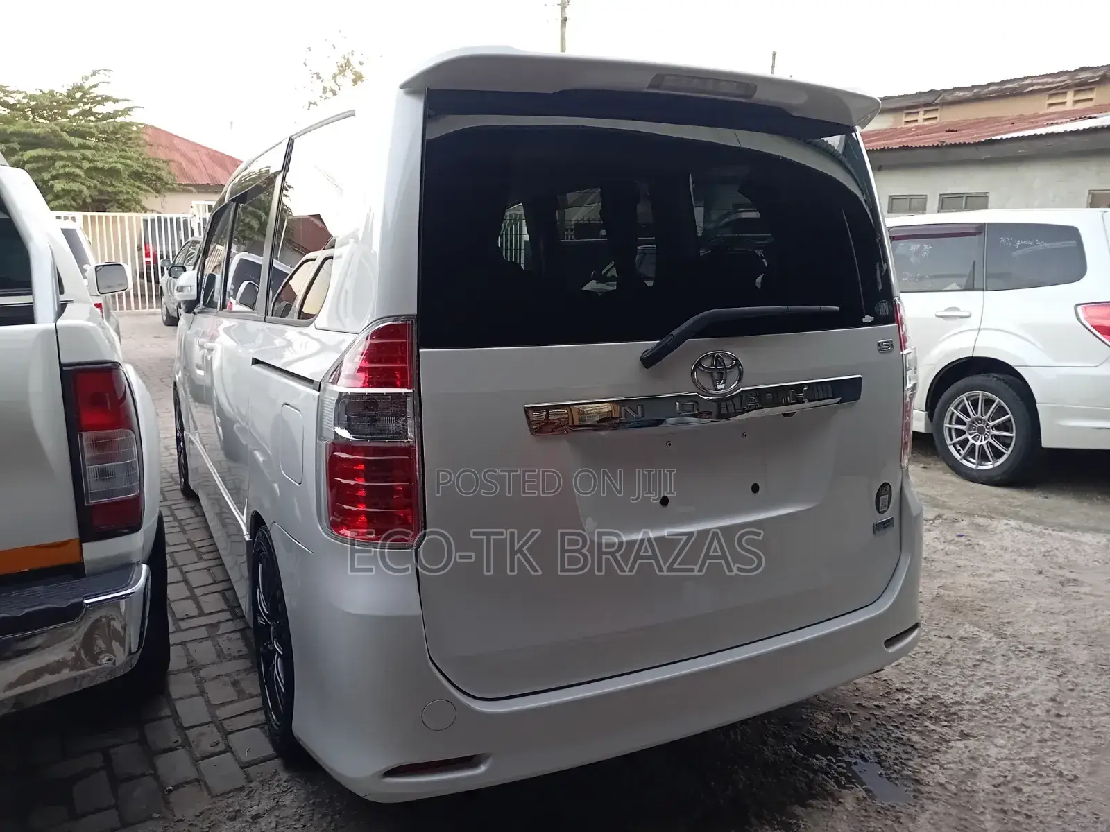 Toyota Noah 2.0 143hp FWD (8 Seater) 2008 White