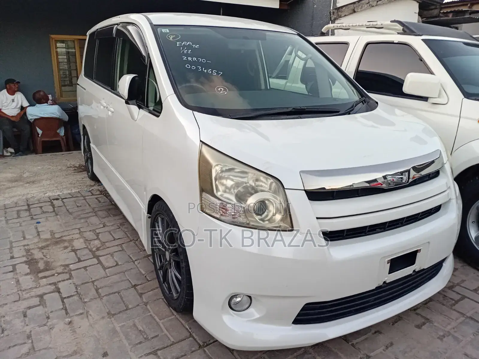 Toyota Noah 2.0 143hp FWD (8 Seater) 2008 White