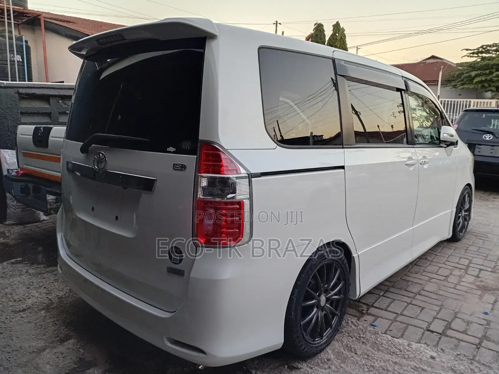 Toyota Noah 2.0 143hp FWD (8 Seater) 2008 White