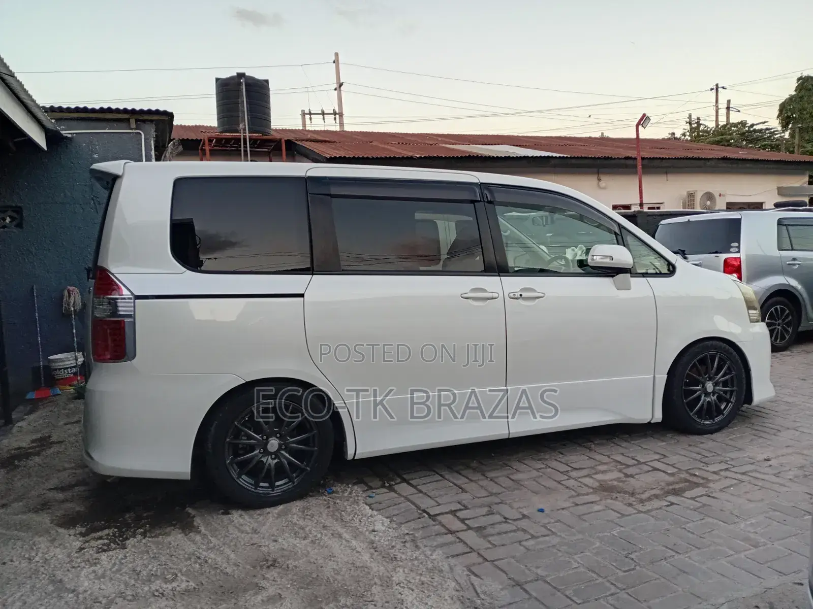 Toyota Noah 2.0 143hp FWD (8 Seater) 2008 White