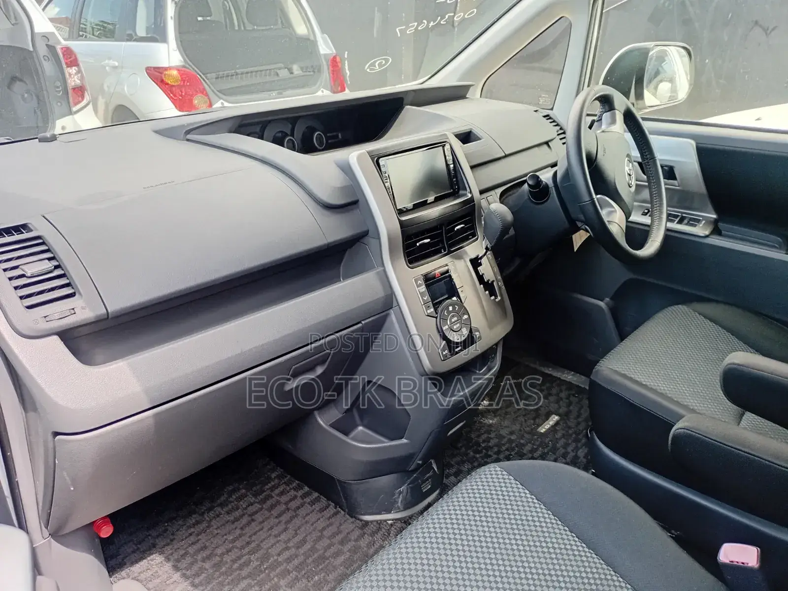 Toyota Noah 2.0 143hp FWD (8 Seater) 2008 White