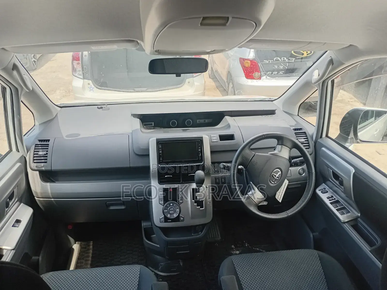 Toyota Noah 2.0 143hp FWD (8 Seater) 2008 White