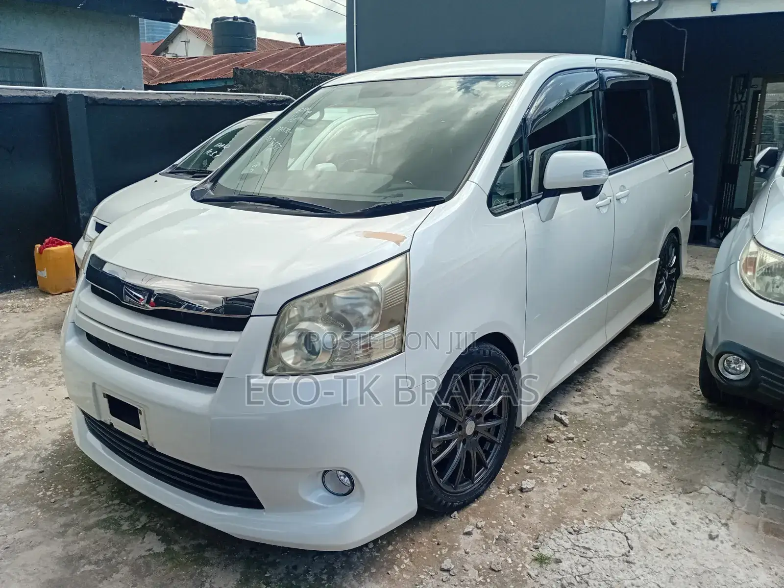 Toyota Noah 2.0 143hp FWD (8 Seater) 2008 White