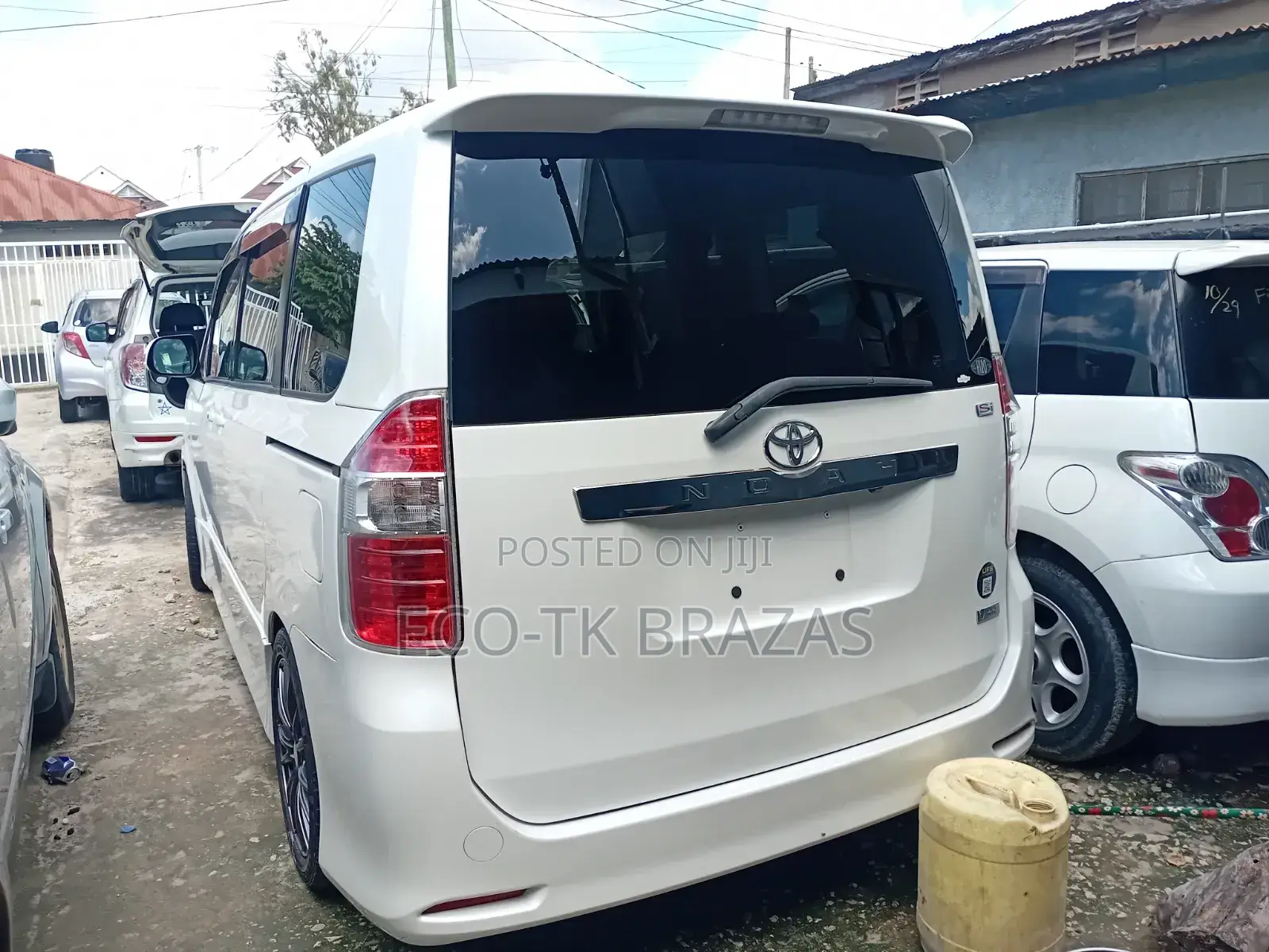 Toyota Noah 2.0 143hp FWD (8 Seater) 2008 White