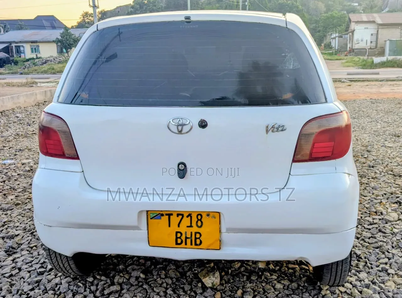 Toyota Vitz 2002 White