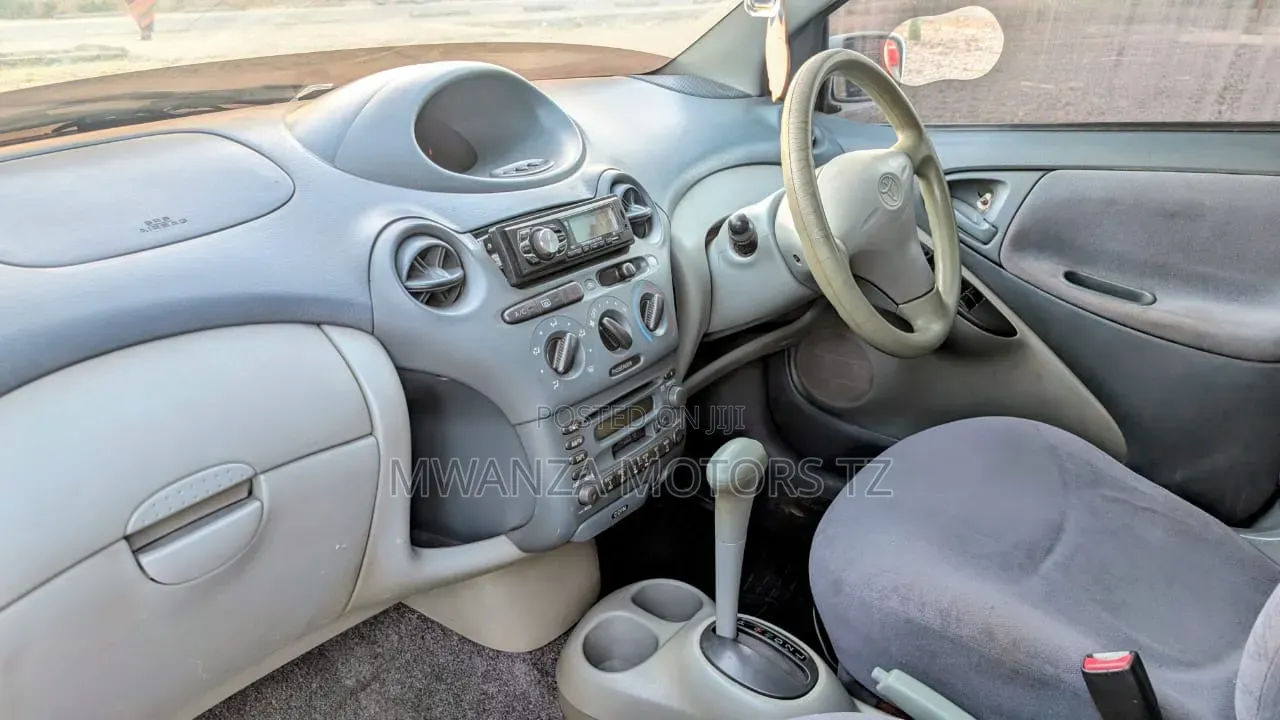 Toyota Vitz 2002 White