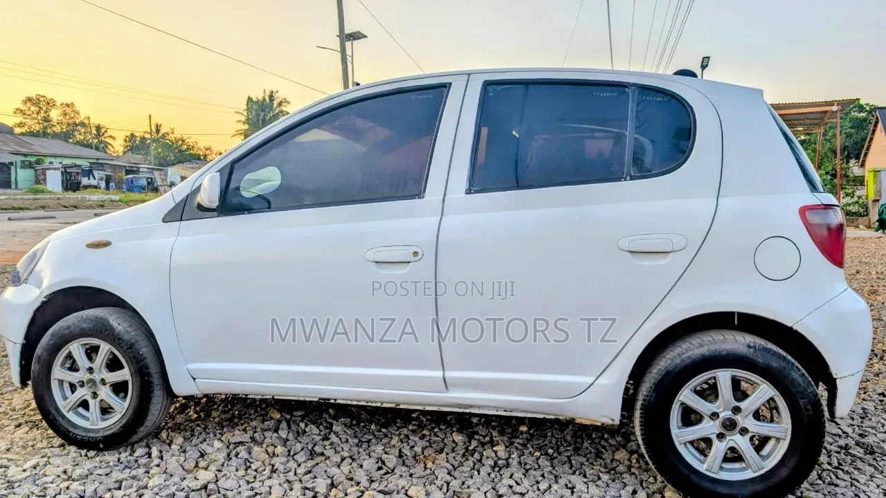 Toyota Vitz 2002 White
