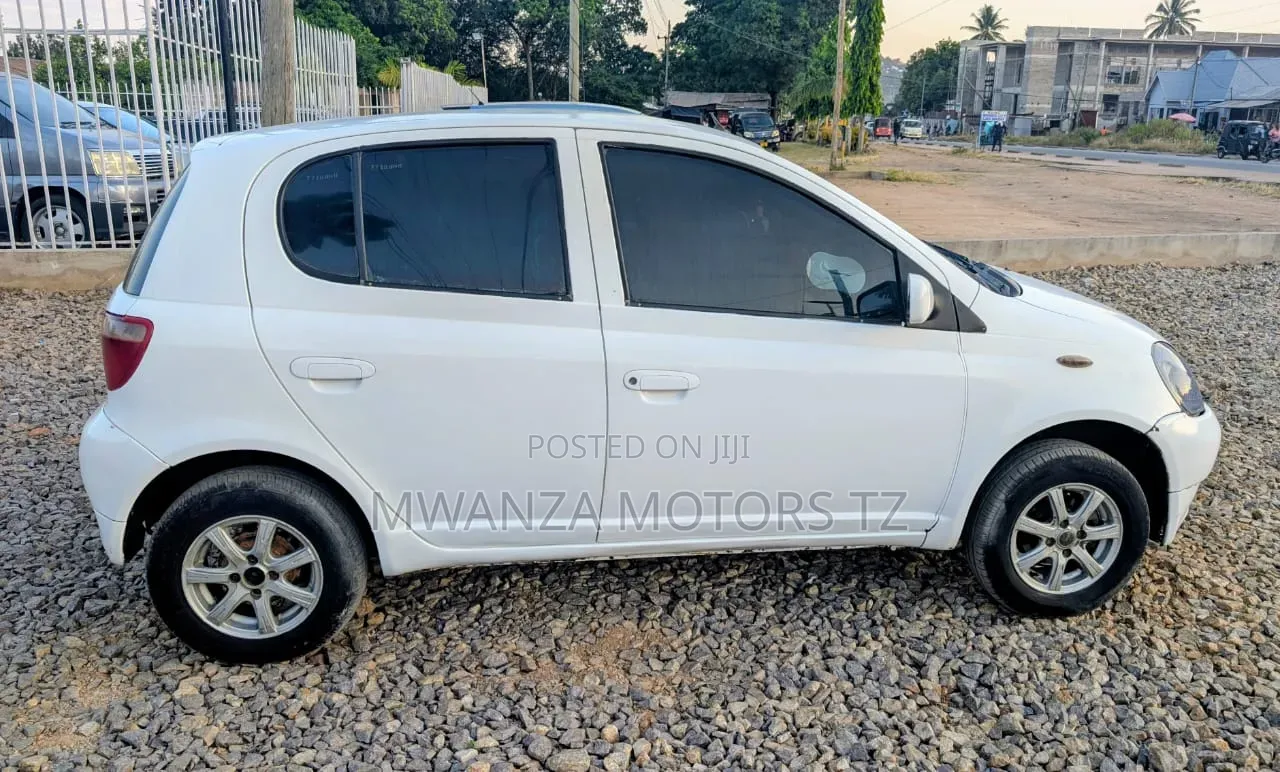 Toyota Vitz 2002 White