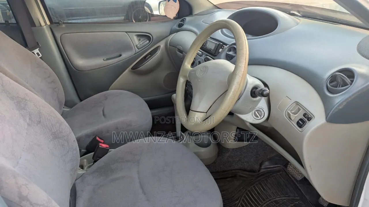 Toyota Vitz 2002 White