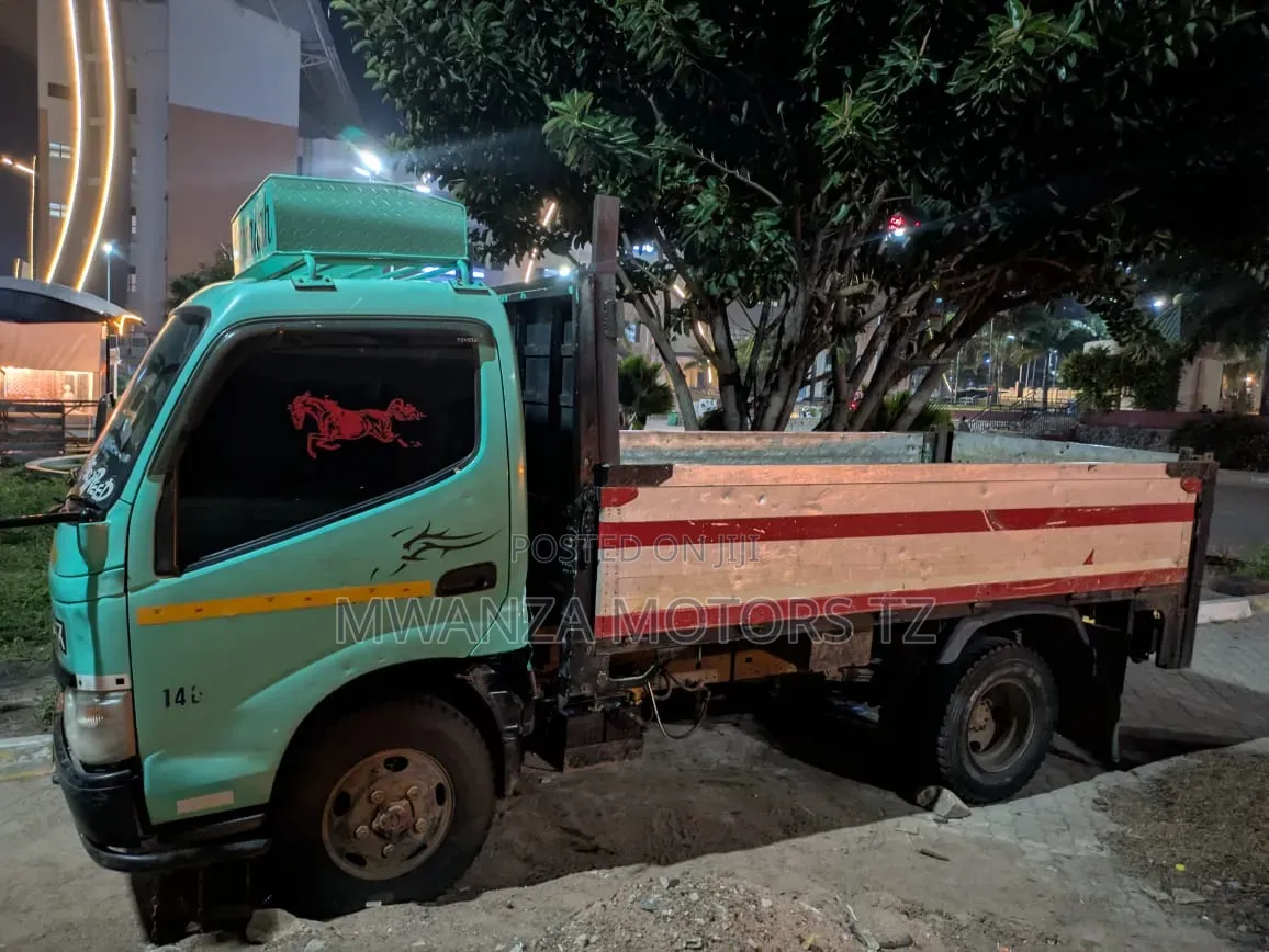 Toyota Dyna 2004 Green