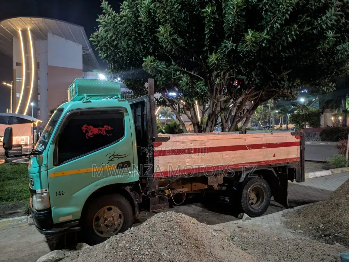 Toyota Dyna 2004 Green