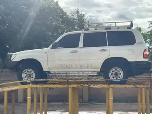 Toyota Land Cruiser 2000 White
