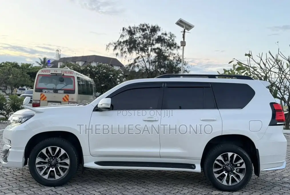 Toyota Land Cruiser Prado 2022 White