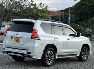 Toyota Land Cruiser Prado 2022 White