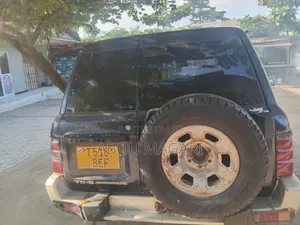 Nissan Patrol 2000 Black