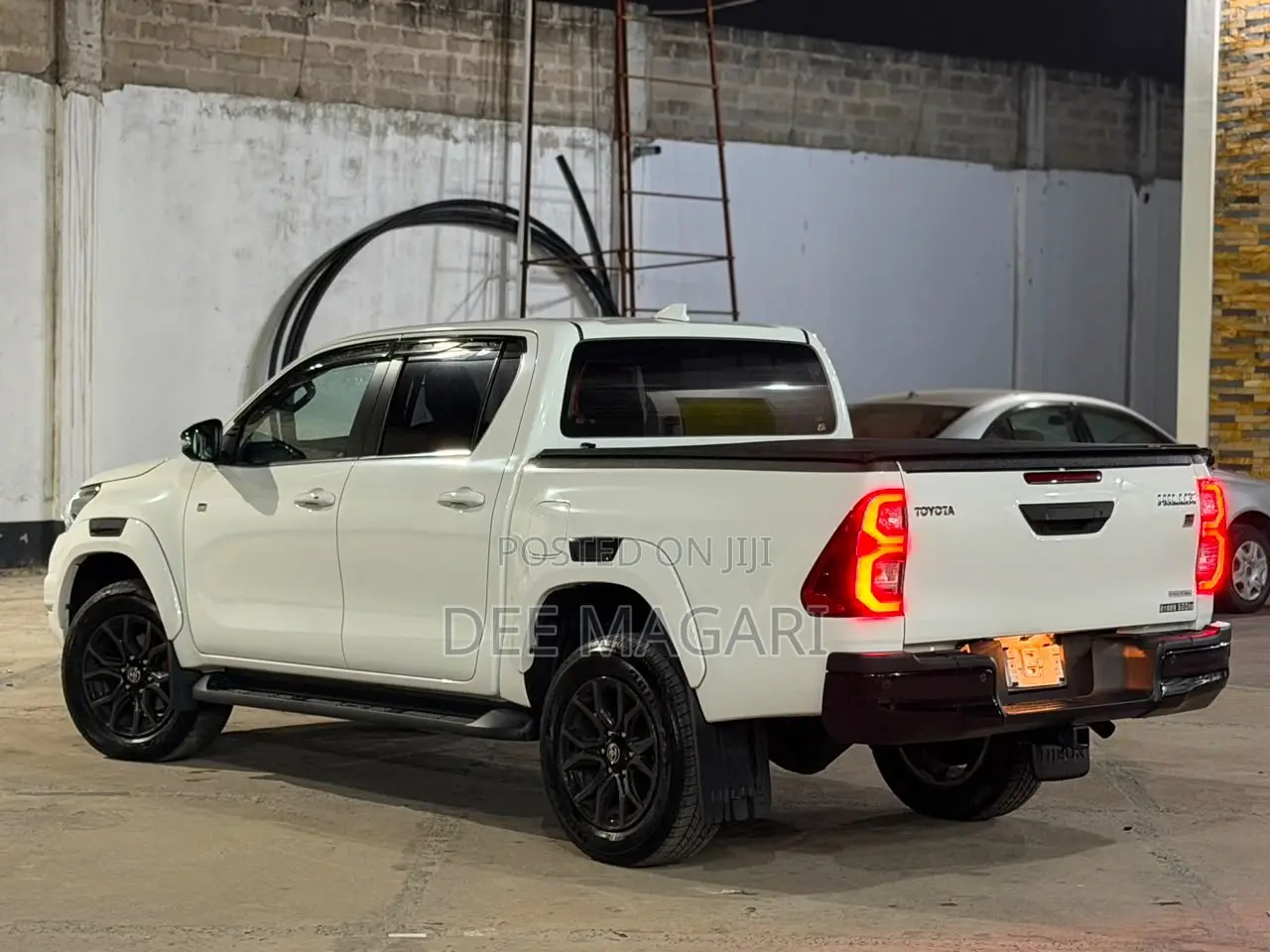 Toyota Hilux 2023 White