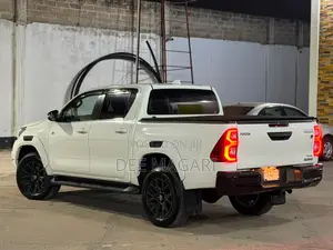Toyota Hilux 2023 White